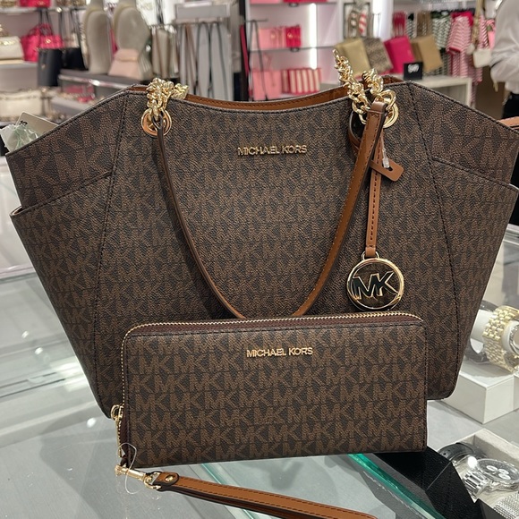 MICHAEL KORS 
Jet Set Lg Shoulder Bag & JST Lg Travel CONTINENTAL wallet-wristlt - Picture 3 of 16